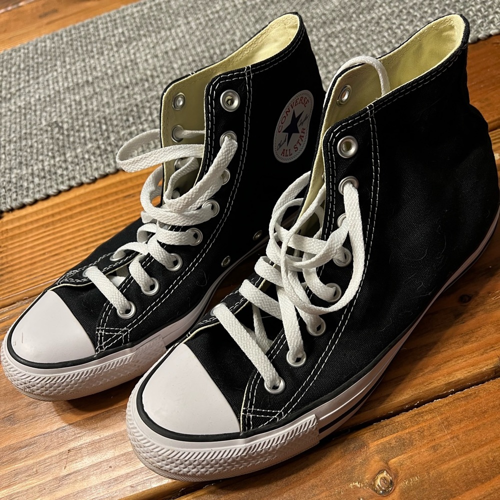Black Converse Hightops Women’s 10 Men’s 8